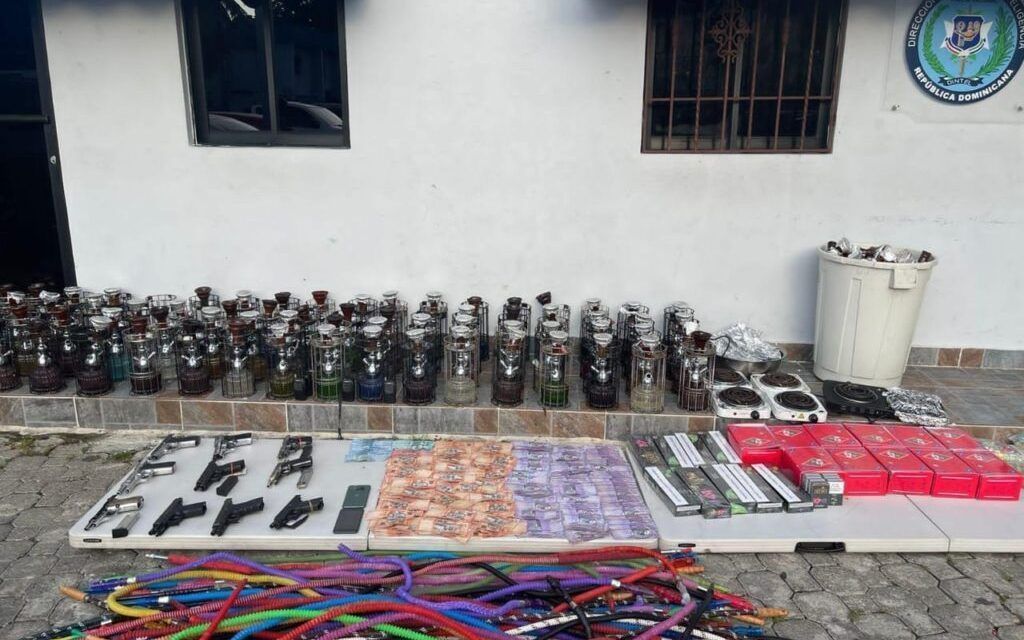 PN y MP ocupan 10 pistolas, 72 hookahs y otros artículos durante allanamiento en discoteca en Villa María, DN.