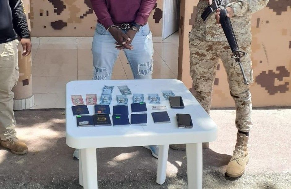 Migración informa detención de dominicano con nueve pasaportes haitianos en Elías Piña
