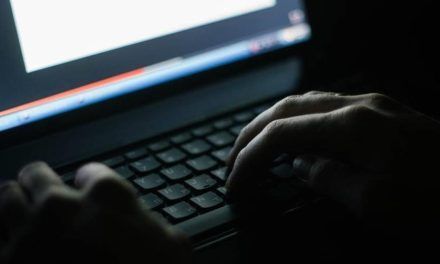 Agencias de migración usan cuentas falsas para espiar a inmigrantes en TikTok, Instagram y Facebook