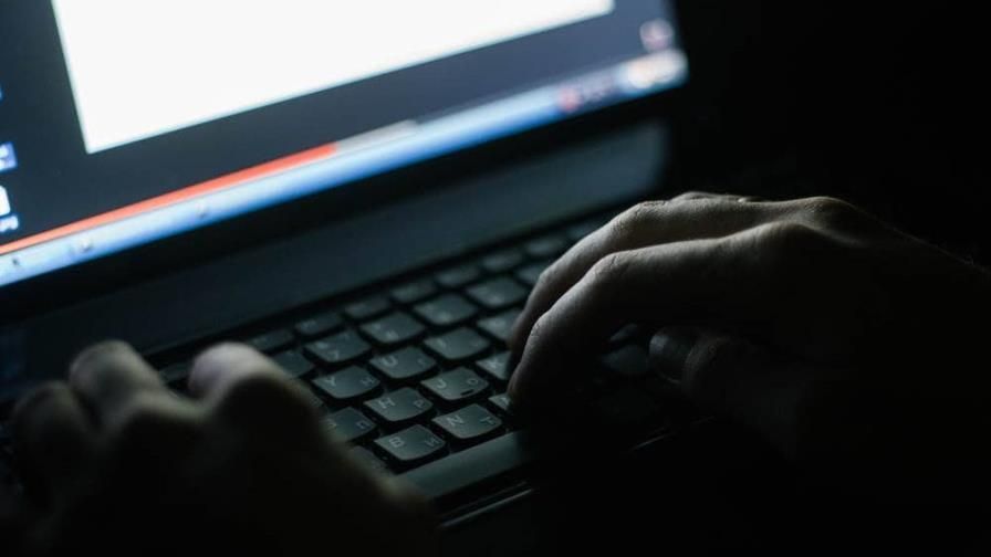 Agencias de migración usan cuentas falsas para espiar a inmigrantes en TikTok, Instagram y Facebook