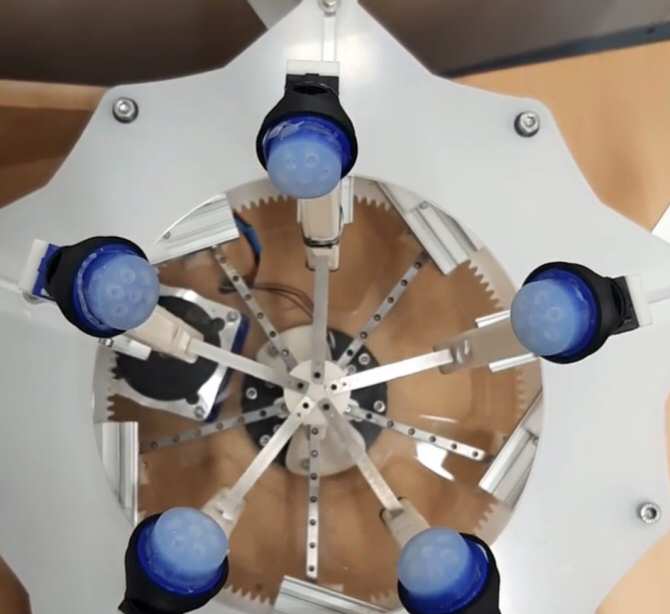 Robot que palpa los senos para detectar cáncer de mama