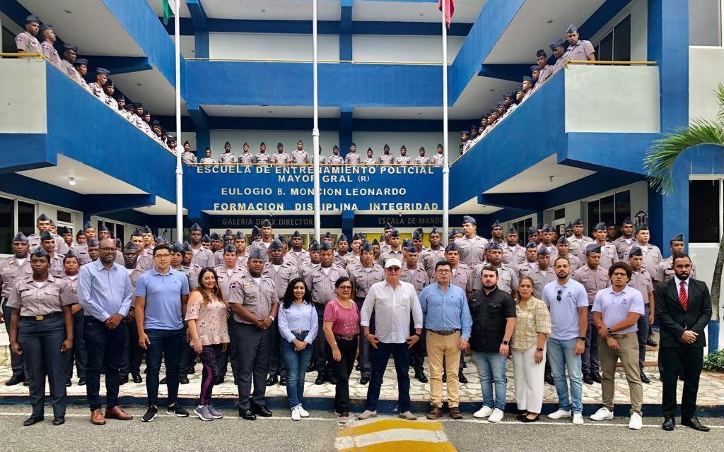 La Escuela de Entrenamiento recibe visita de la Defensoría del Pueblo de Bogotá y Rep. Dom., para fortalecer el respeto a los Derechos Humanos en la función policial