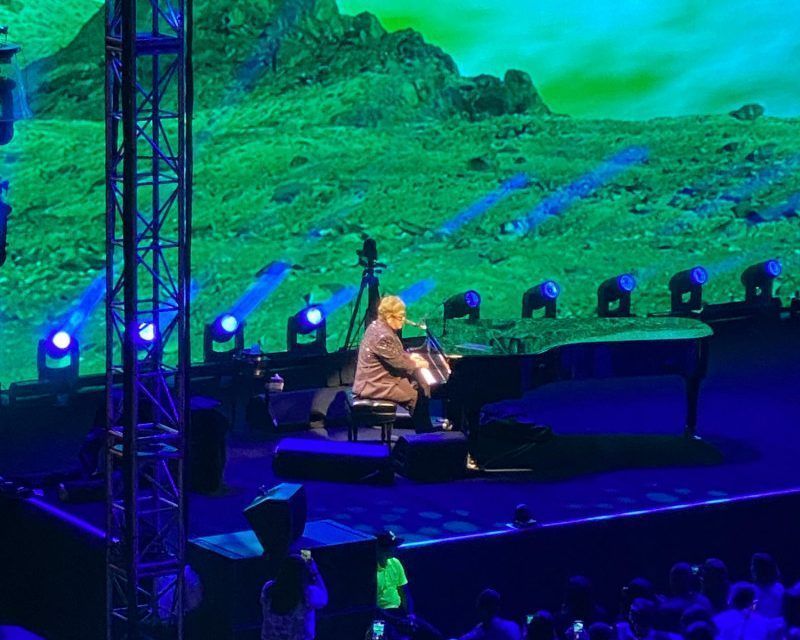 El “Rocket Man”, Elton John, lleva a su público por un viaje musical en histórica noche en Cap Cana
