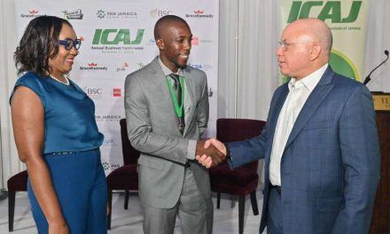 Jamaica mira al país como modelo de éxito económico