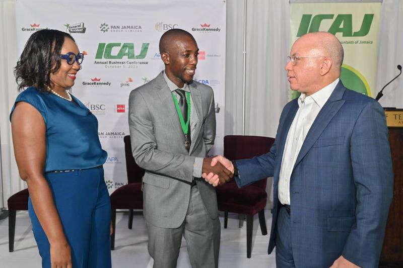 Jamaica mira al país como modelo de éxito económico