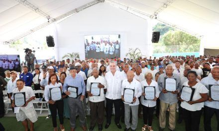 Presidente entrega títulos de propiedad a 800 familias e inaugura obras en Azua y Baní
