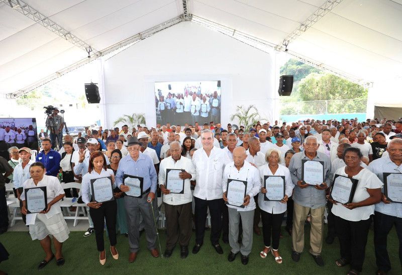 Presidente entrega títulos de propiedad a 800 familias e inaugura obras en Azua y Baní