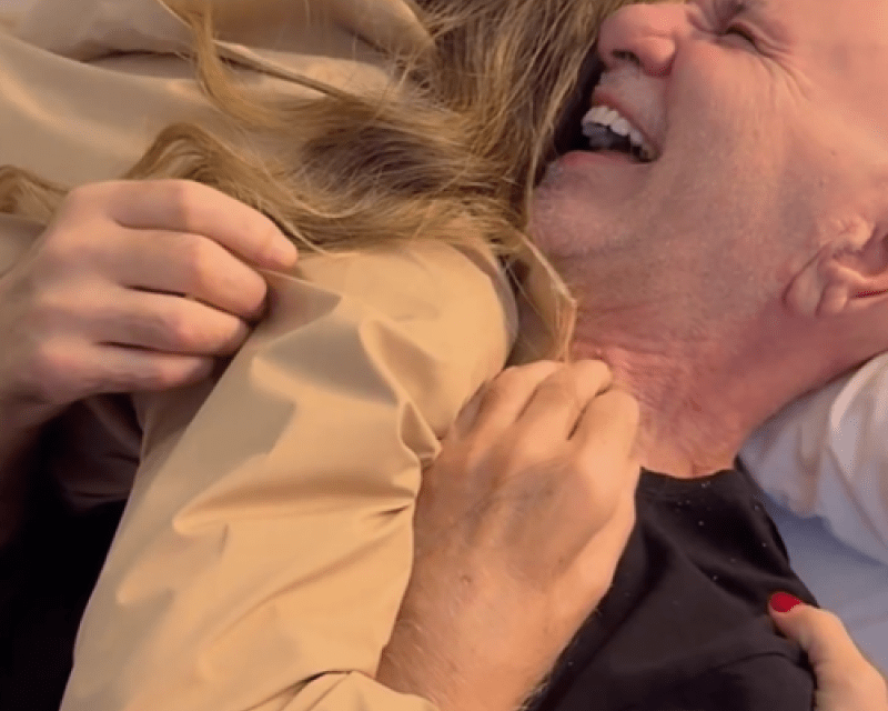 Pamela Sued llega a Barcelona con una sorpresa y su padre se emociona hasta las lágrimas
