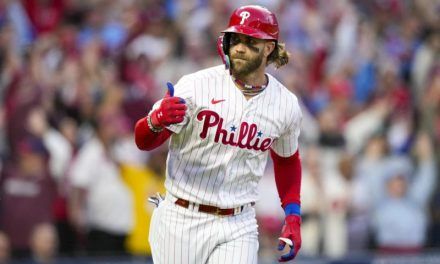 Philadelphia le quita invicto a Arizona y domina serie 1-0