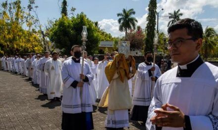 Nicaragua excarcela a 12 sacerdotes y los envía al Vaticano