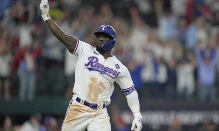 Adolis García pega jonrón para dejar en el terreno a los D-Backs en entradas extras
