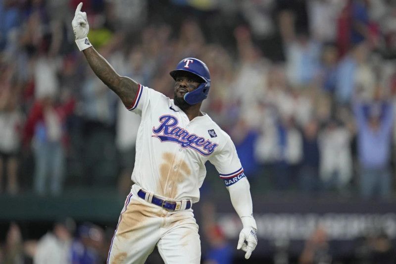 Adolis García pega jonrón para dejar en el terreno a los D-Backs en entradas extras