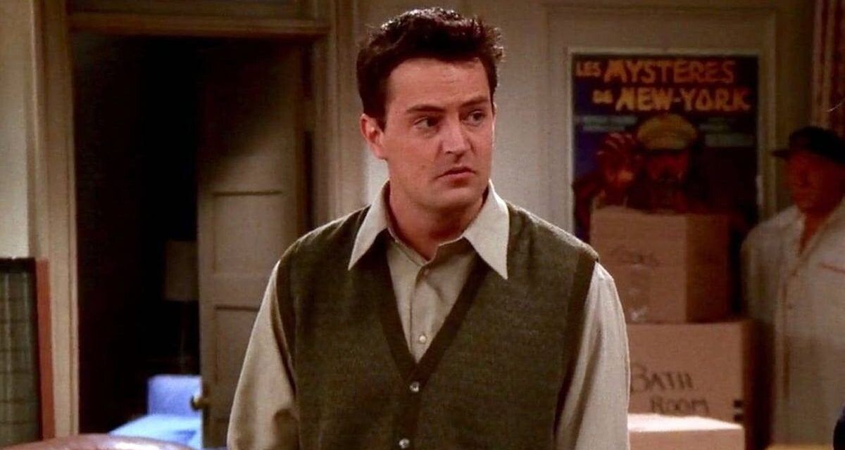 Los fans de ‘Friends’ se despiden de Matthew Perry en el icónico edificio de la serie en Nueva York