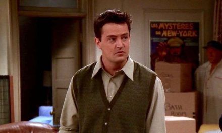 Los fans de ‘Friends’ se despiden de Matthew Perry en el icónico edificio de la serie en Nueva York