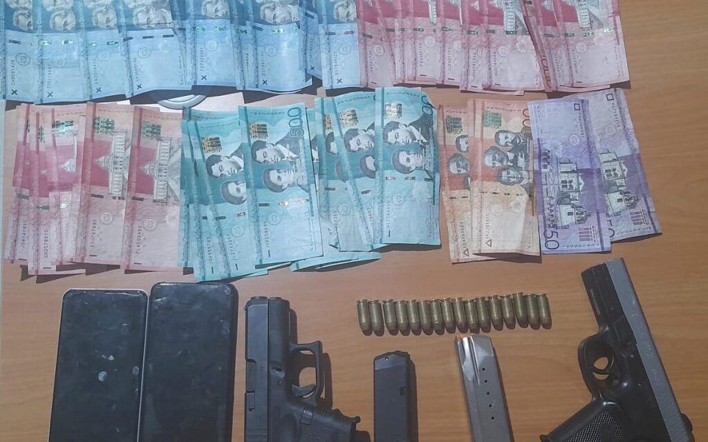 Apresados tras persecución policial en Mao, tres hombres portaban dos pistolas de manera ilegal