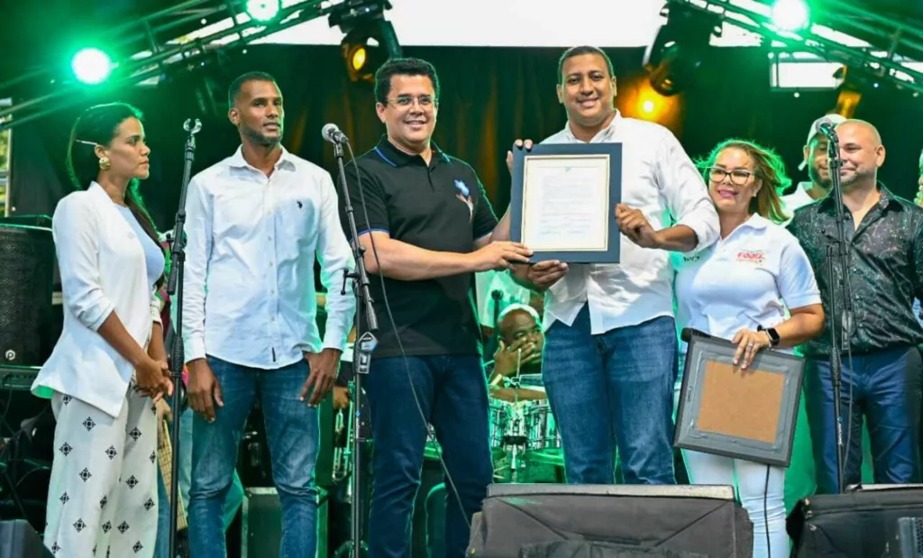 Reconocen a ministro David Collado Hijo Adoptivo de Cabrera