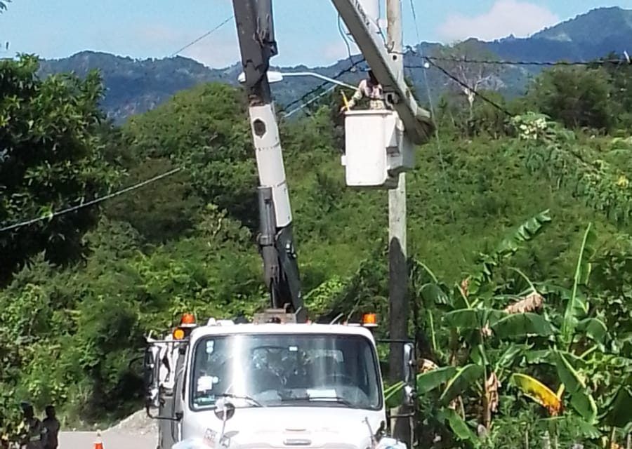 Edesur mejora el servicio a unas 200 familias de la comunidad Mana Yaguate, en San Cristóbal