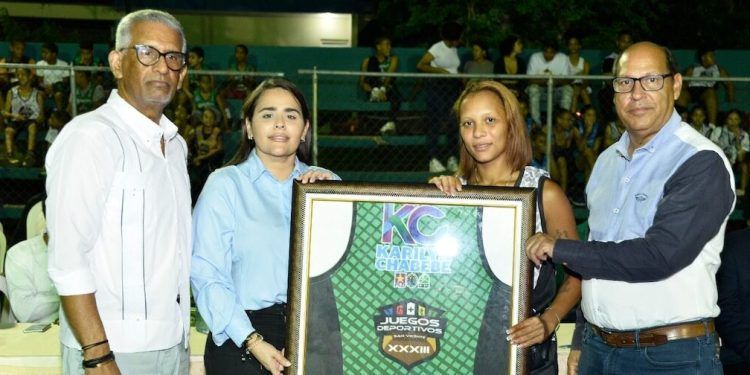 Juegos Deportivos San Vicente reconoce a Karilyn Chabebe