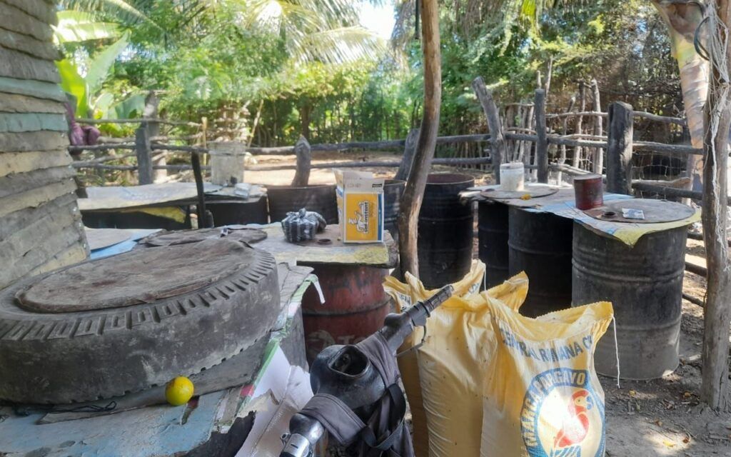 Policía y MP desmantelan fábrica clandestina de bebidas alcohólicas adulteradas; apresan hombre y ocupan 46 tanques con licor falsificado