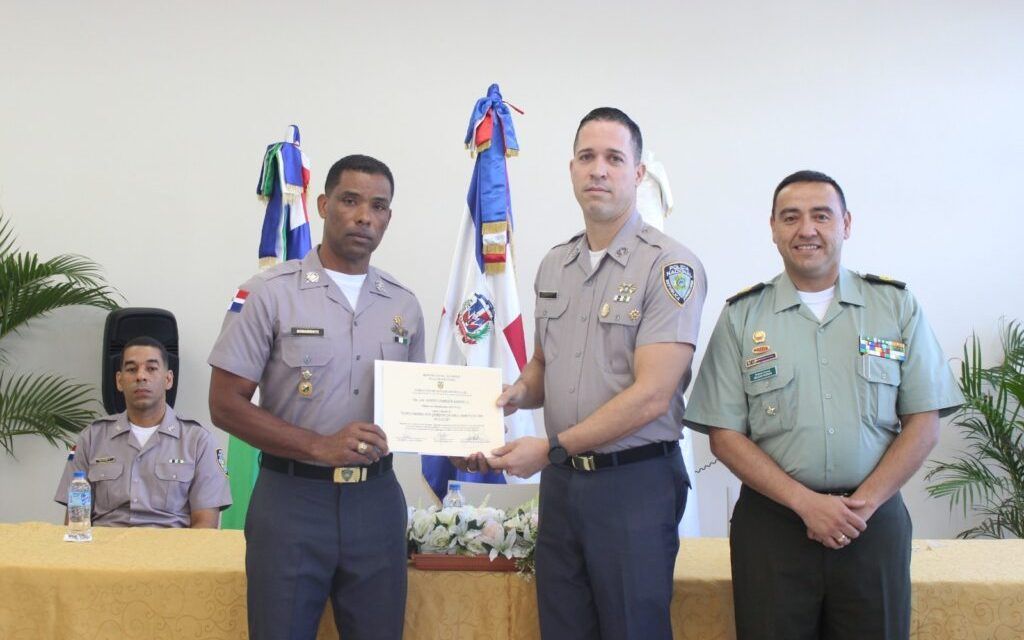 IPES otorga certificados a más de 100 policías que capacitó con importantes eventos educativos