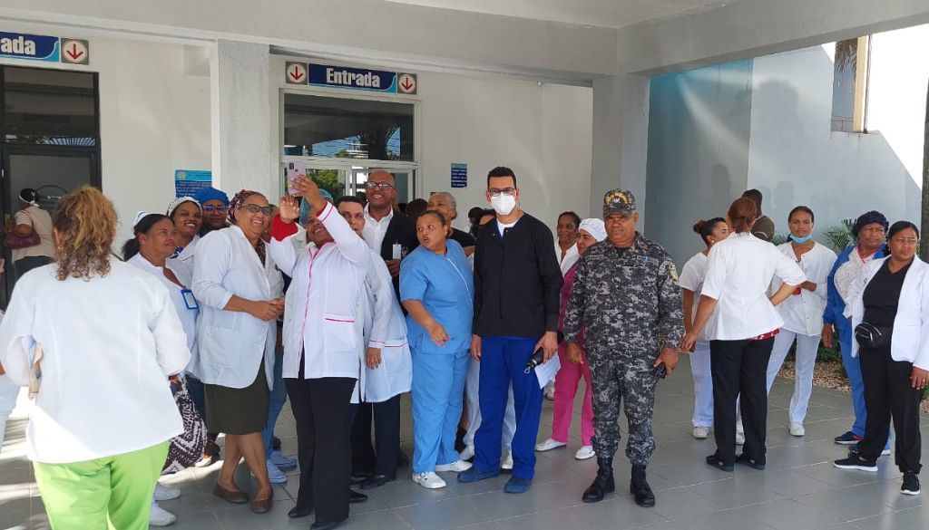 Denuncian nepotismo desmedido, falta insumos y deuda al personal en hospital