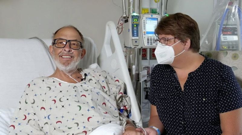 Muere hombre que recibió trasplante de corazón porcino seis semanas después de operación