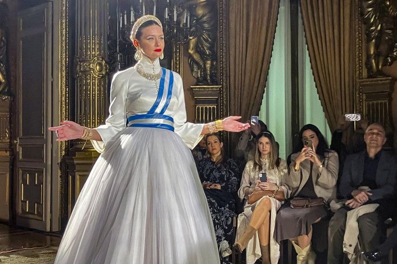 Evita Perón, la historia del mito “a través de sus trajes”, desfiló por Madrid