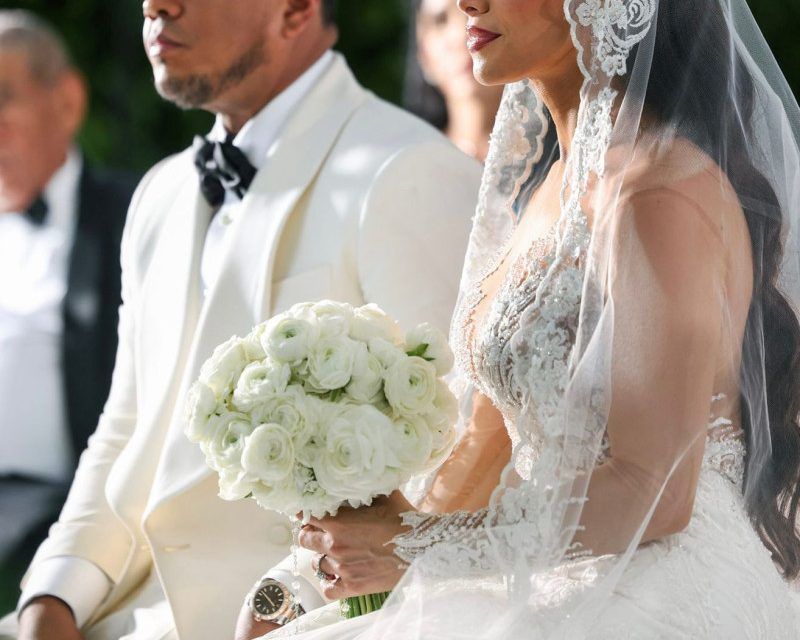 Cinco vestidos, muchas flores y 200 invitados, así fue la boda de “ensueño” de La Materialista