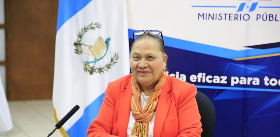 Miles de indígenas exigen la renuncia de la fiscal de Guatemala