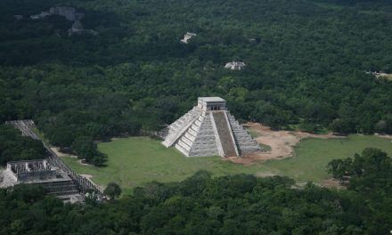 México: emerge rostro esculpido de guerrero en Chichén Itzá