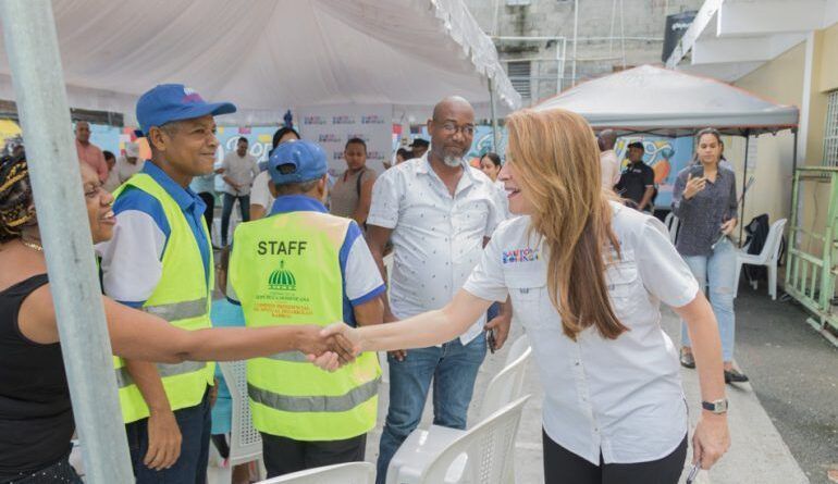 Carolina Mejía se reúne con comunitarios de El Manguito y dispone acciones inmediatas en el sector