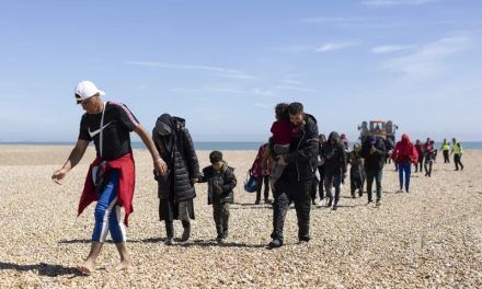 La migración al Reino Unido sigue cerca del récord pese a las medidas drásticas de Sunak