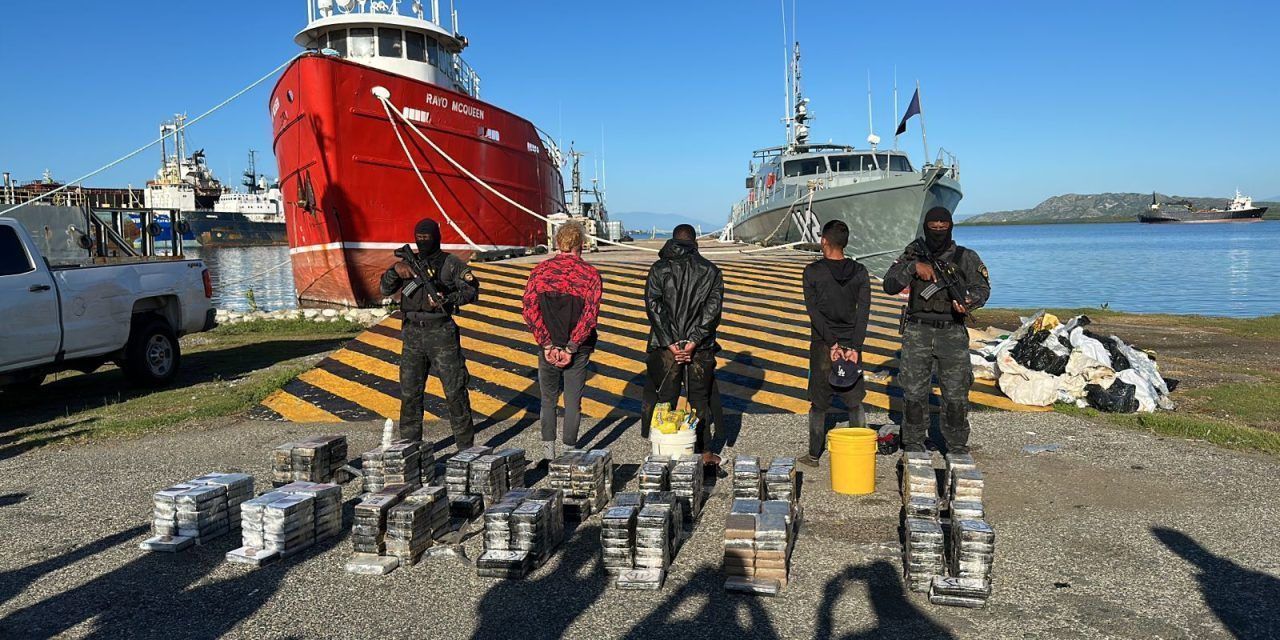Detienen tres hombres con 355 paquetes de presunta cocaína en Peravia