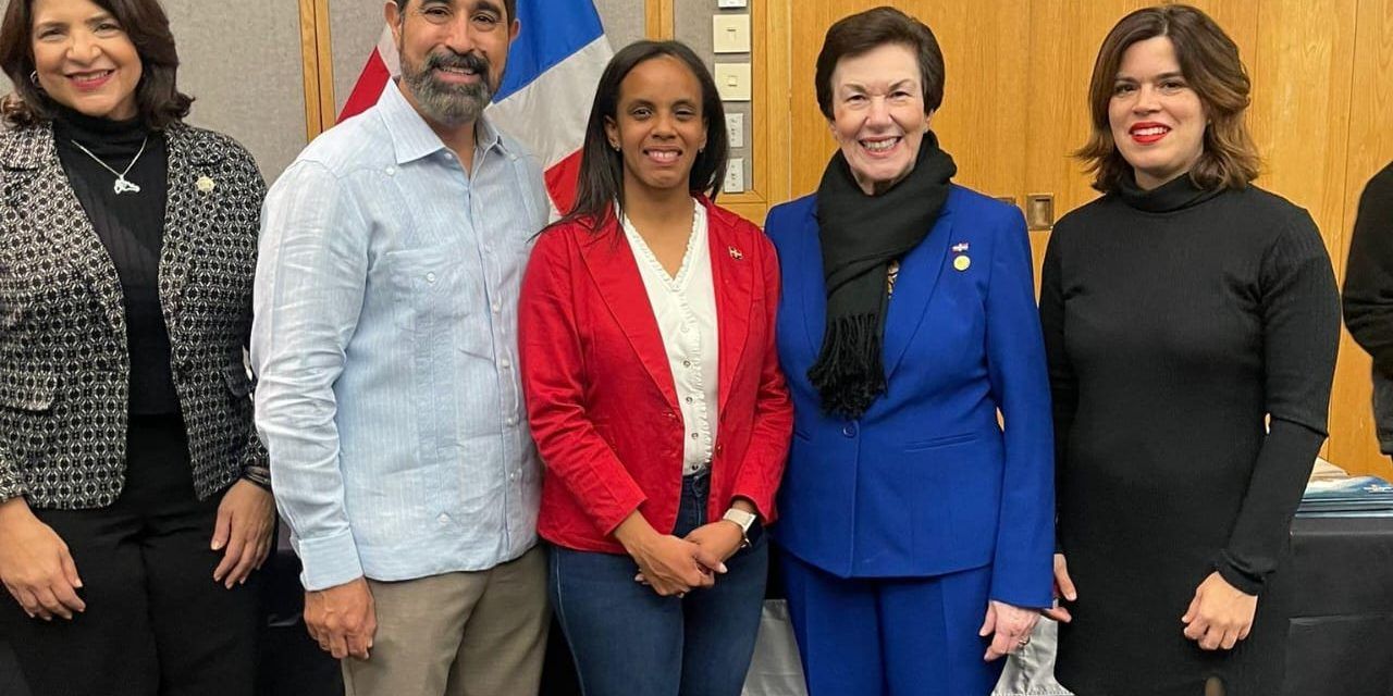 Embajadora Sonia Guzmán participa en Noche Internacional en Academia del FBI en Virginia-EEUU