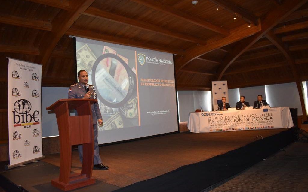 Oficial superior de la Policía Nacional culmina en Colombia curso para contrarrestar delitos de falsificación de billetes y monedas