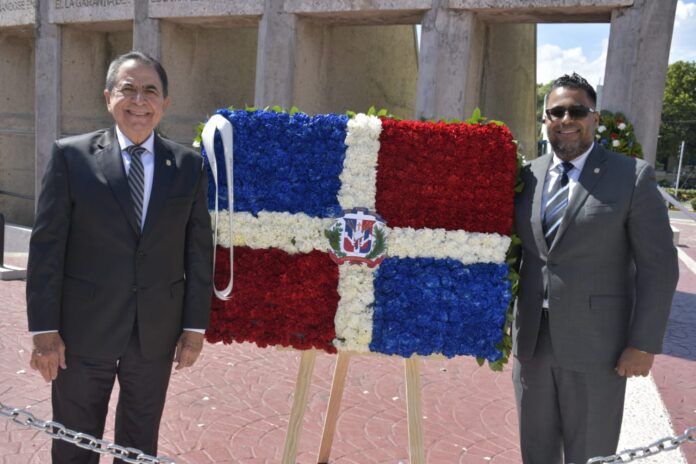 Senado deposita ofrenda floral en Monumento a Constituyentes en San Cristóbal