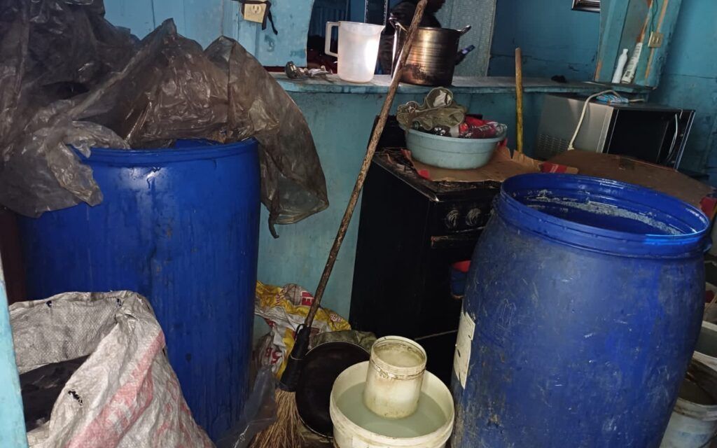 Policía desmantela laboratorio clandestino de bebidas alcohólicas adulteradas en San Pedro de Macorís
