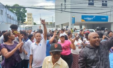 Residentes de Las Flores piquetean gobernación SC por construcción muro del Nigua