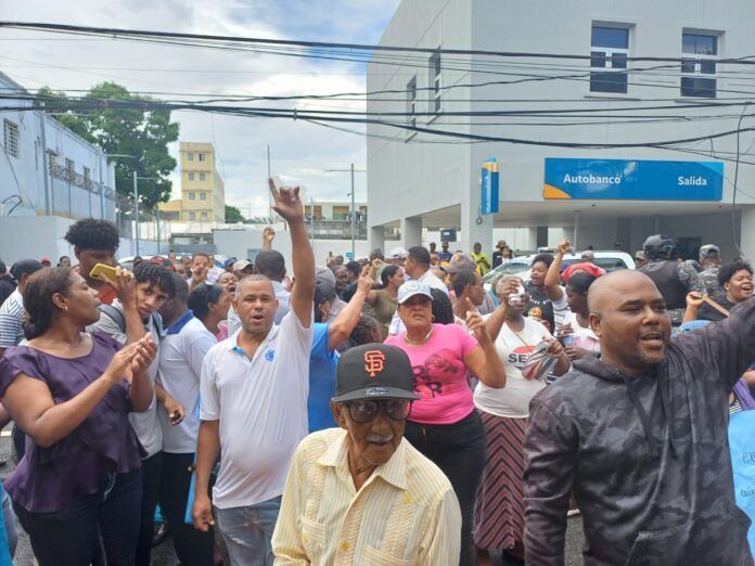 Residentes de Las Flores piquetean gobernación SC por construcción muro del Nigua