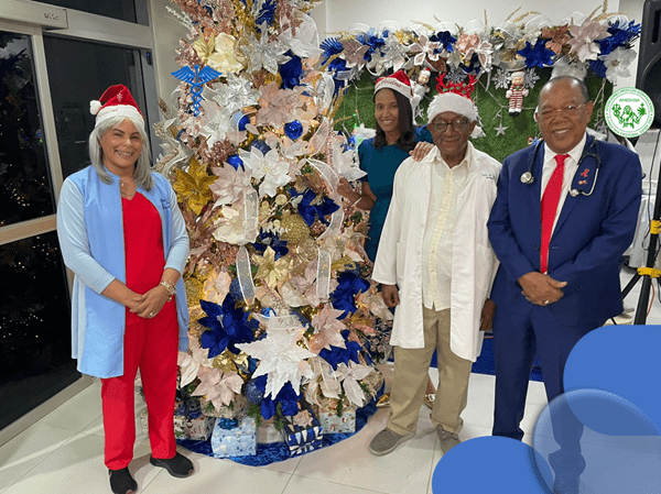 Clínica San Cristóbal enciende su tradicional Árbol Navideño 2023