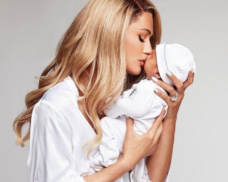Paris Hilton revela que no pudo cambiarle el pañal a su hijo hasta después de un mes de nacido