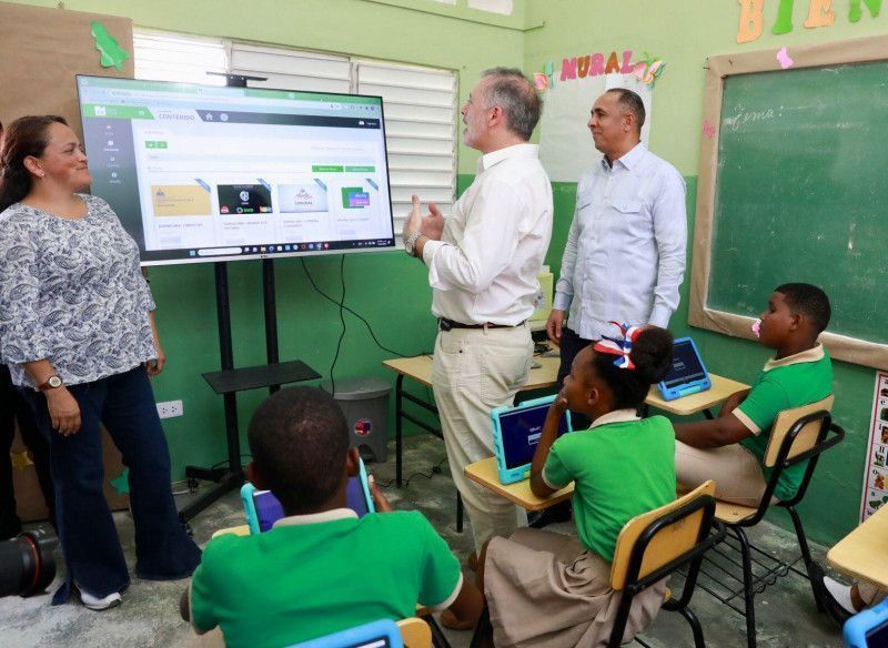 Impulsarán educación en zonas remotas por medio de aulas digitales vía satélite