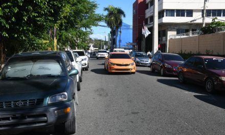 Parqueo paralelo complica el megatapón en toda la capital