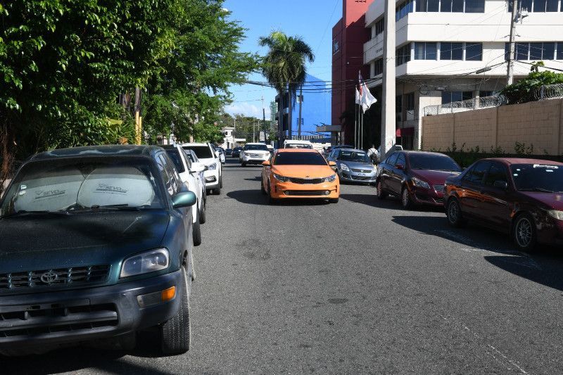 Parqueo paralelo complica el megatapón en toda la capital