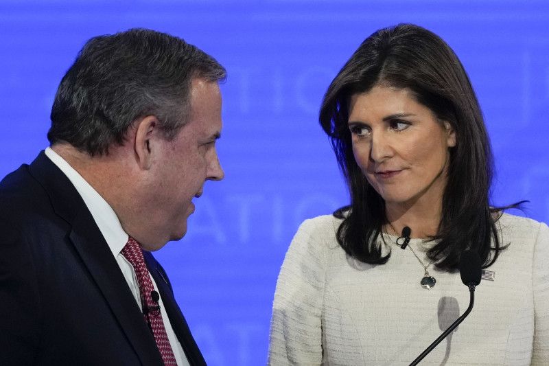 Candidatos republicanos participan en el cuarto debate