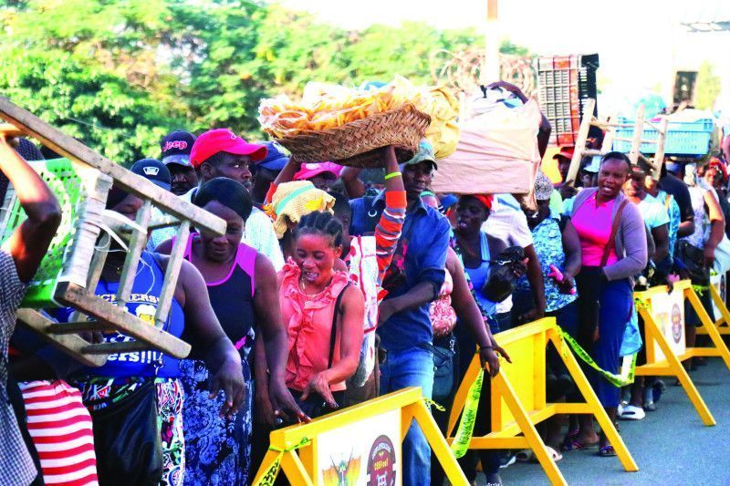 Miles de haitianos abarrotaron ayer el mercado de Dajabón