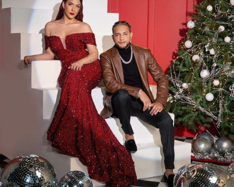 Desde elegantes atuendos hasta cómodas pijamas, así son las postales navideñas de los famosos