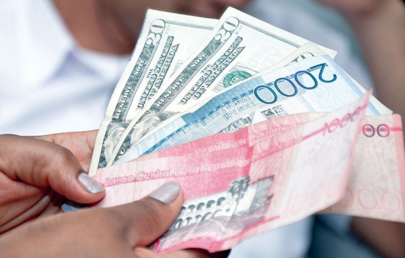 Canjeadores de divisas venden dólar estadounidense hasta RD$59