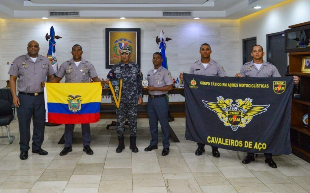 Director general PN reconoce a un oficial y tres alistados por graduarse en cursos de capacitación policial a nivel internacional.