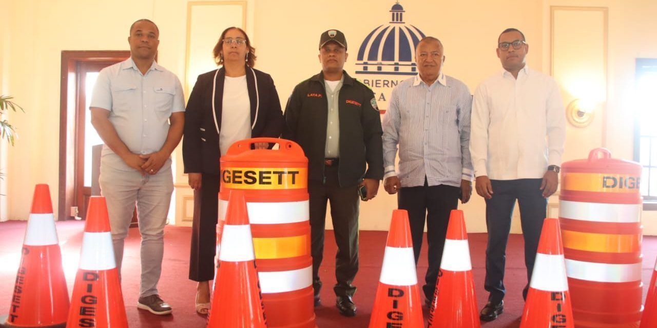 EGEHID dona 15 motocicletas a la Policía en SC y la DIGESETT recibe conos viales